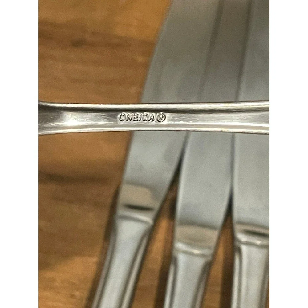 16 pc Oneida Stainless - Smooth Teardrop Flatware Set